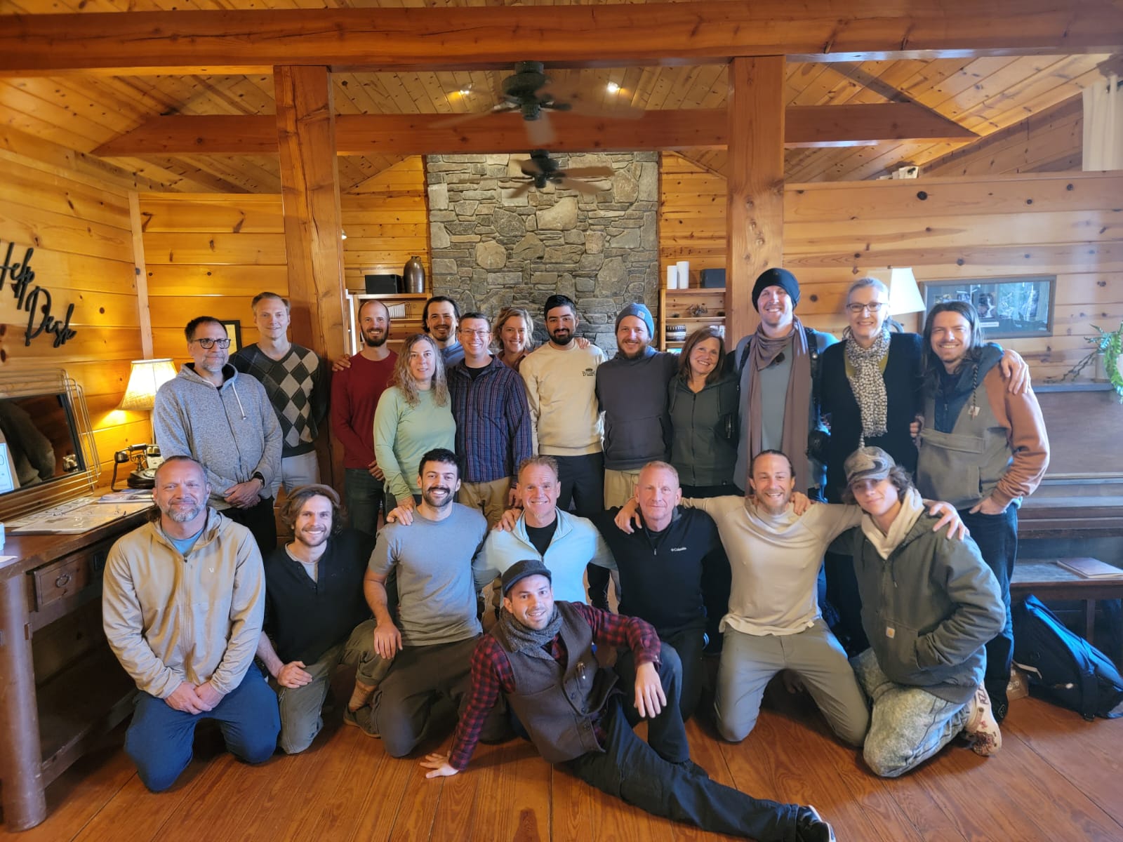 Grupo de personas en un círculo de diálogo socrático contemplativo estructurado para la toma de decisiones